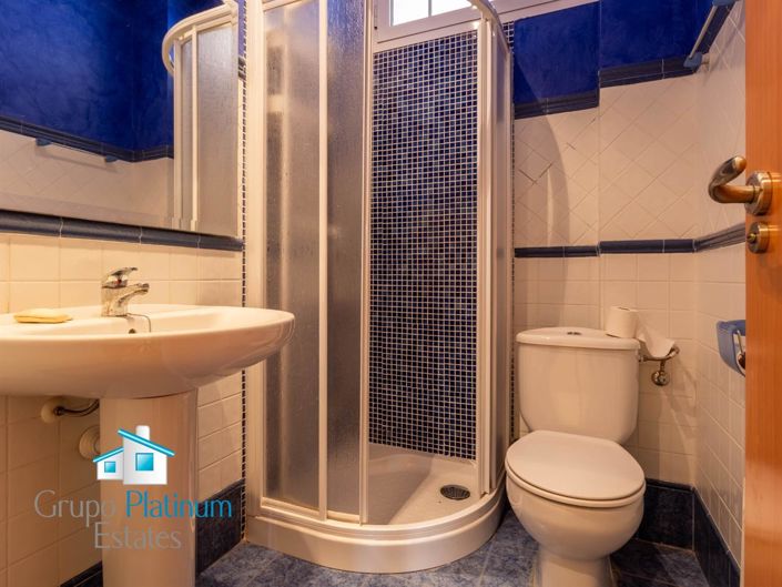 Image No.10-6 Bed Property for sale