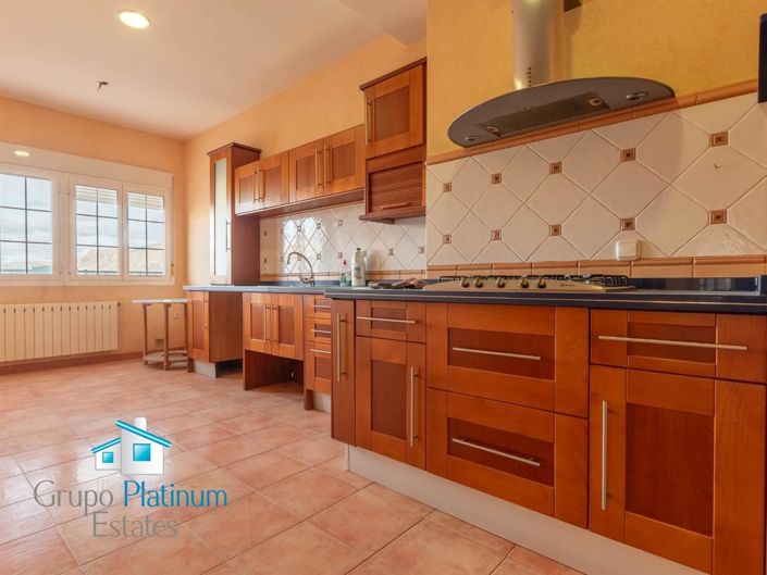 Image No.11-6 Bed Property for sale