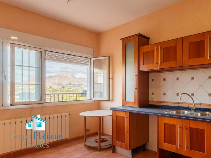 Image No.12-6 Bed Property for sale