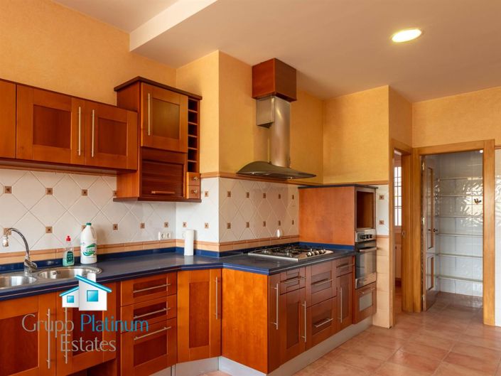 Image No.13-6 Bed Property for sale