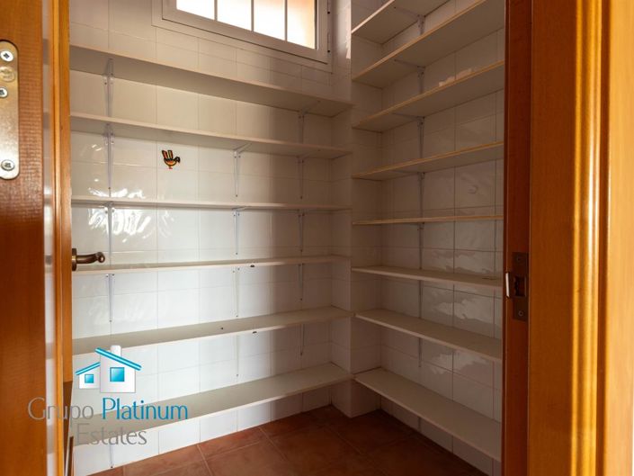 Image No.15-6 Bed Property for sale