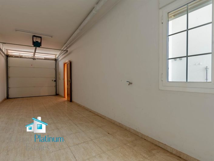 Image No.16-6 Bed Property for sale