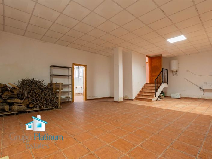 Image No.18-6 Bed Property for sale