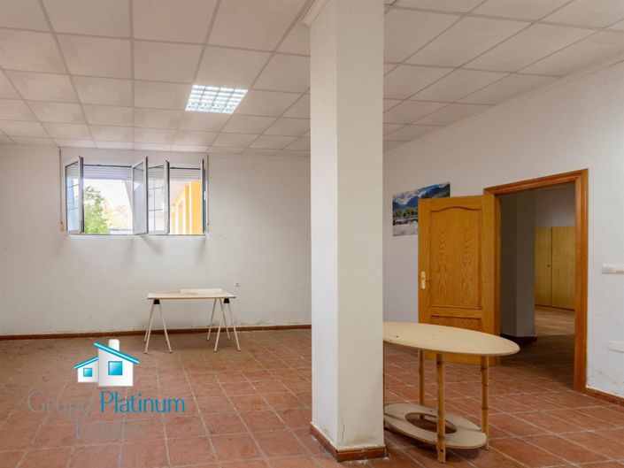 Image No.19-6 Bed Property for sale