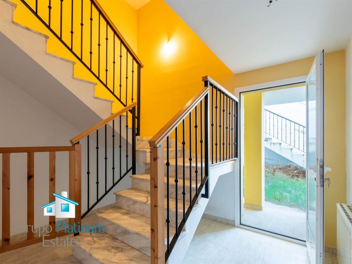 Image No.20-6 Bed Property for sale