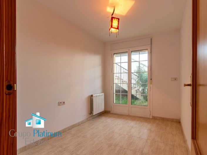 Image No.22-6 Bed Property for sale