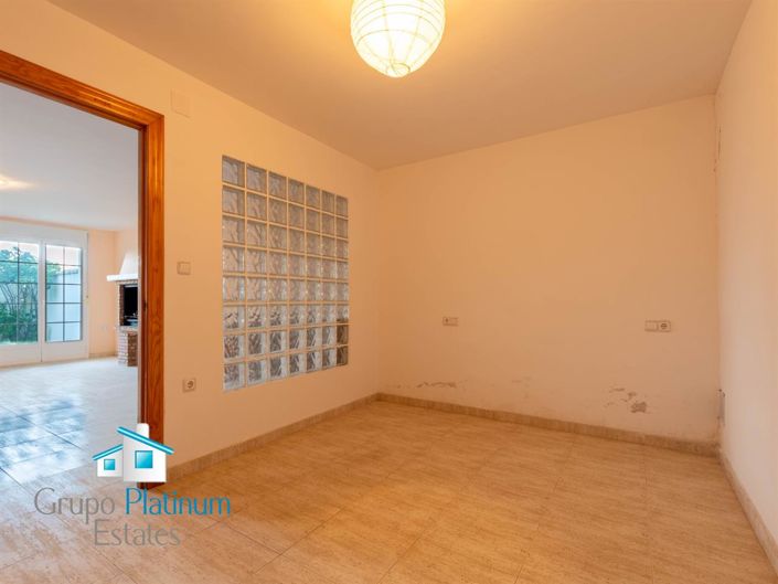 Image No.25-6 Bed Property for sale