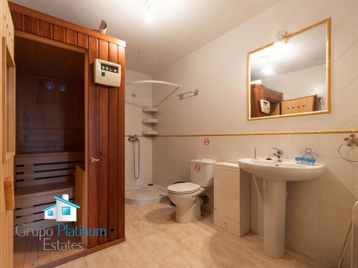 Image No.26-6 Bed Property for sale