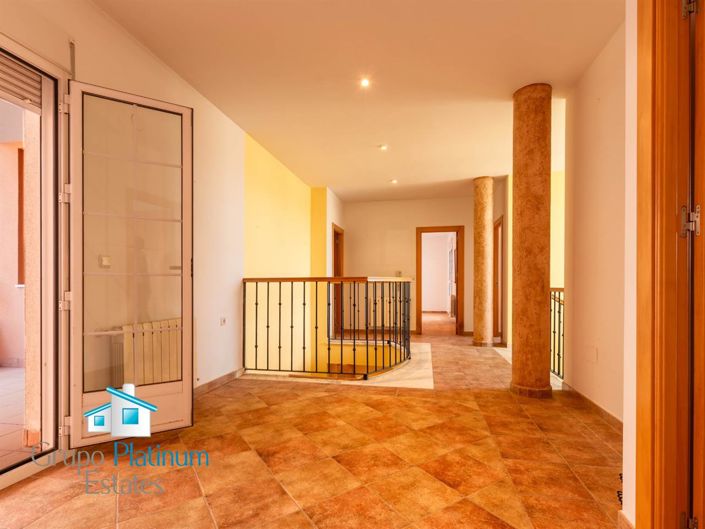 Image No.27-6 Bed Property for sale