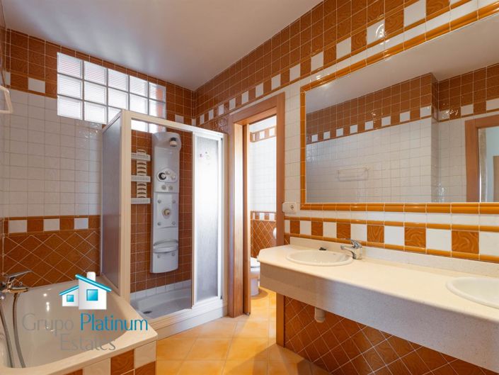 Image No.28-6 Bed Property for sale