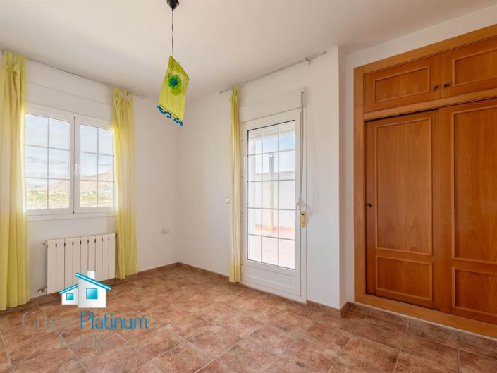 Image No.32-6 Bed Property for sale