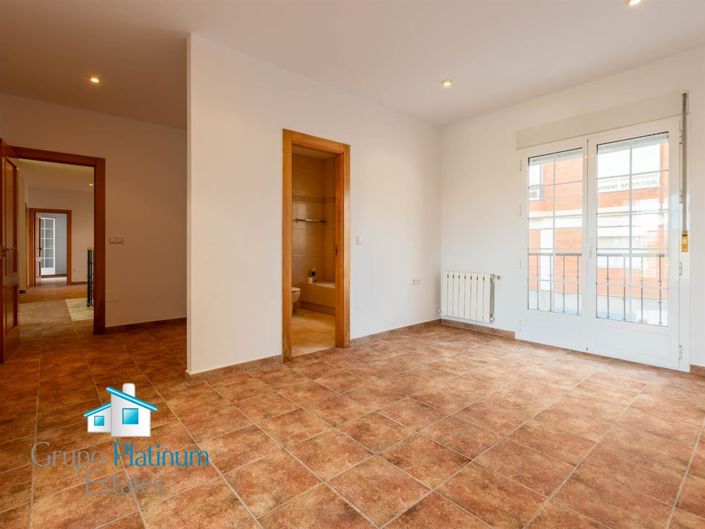 Image No.34-6 Bed Property for sale