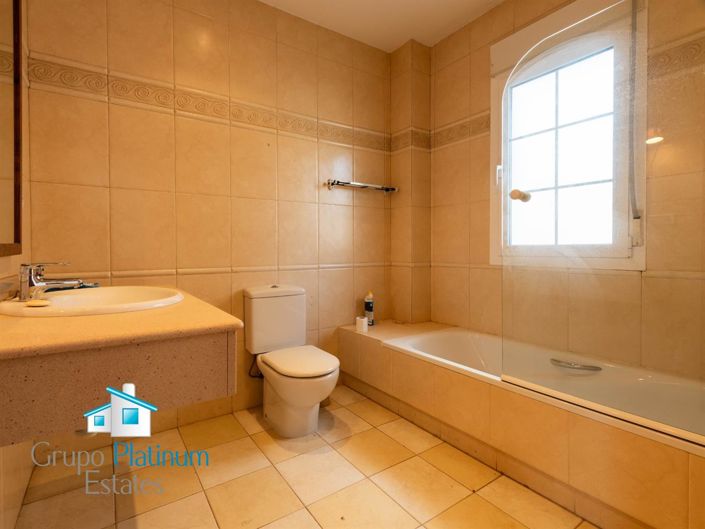 Image No.35-6 Bed Property for sale