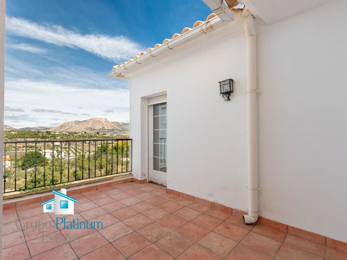 Image No.37-6 Bed Property for sale