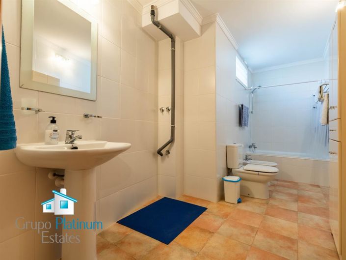 Image No.11-3 Bed Property for sale