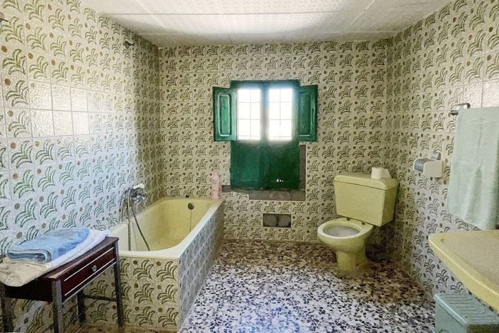 Image No.20-8 Bed Townhouse for sale