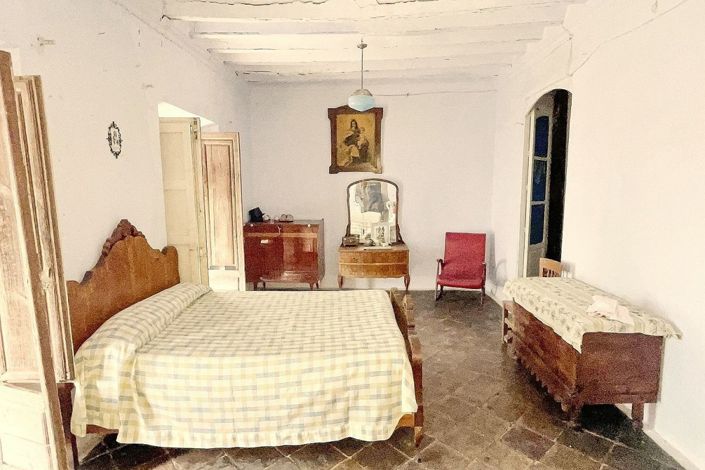 Image No.29-8 Bed Townhouse for sale