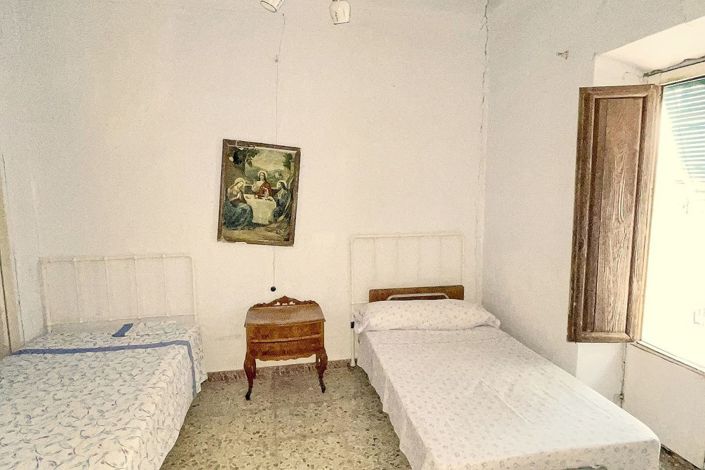 Image No.30-8 Bed Townhouse for sale