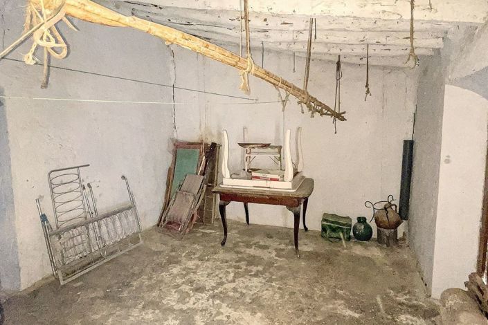 Image No.33-8 Bed Townhouse for sale