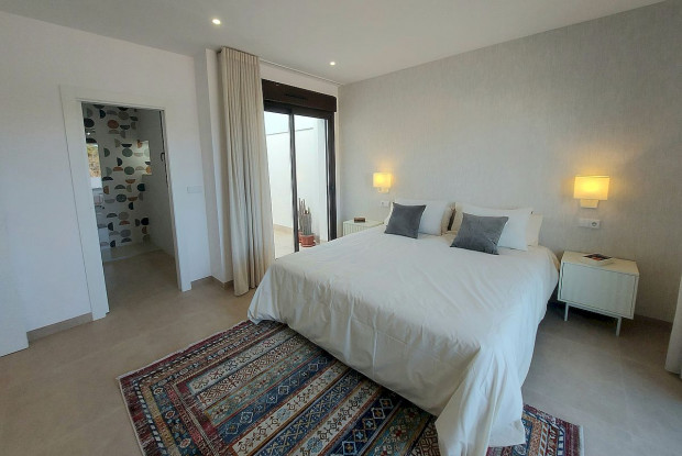 Image No.25-3 Bed Townhouse for sale