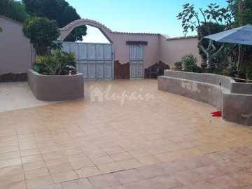 6 Bed Villa for sale
