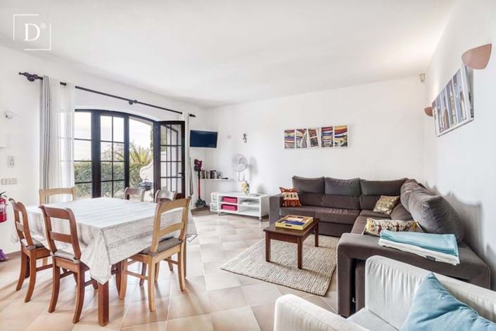 Image No.10-7 Bed Property for sale