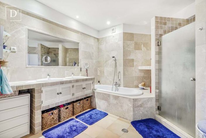 Image No.11-7 Bed Property for sale