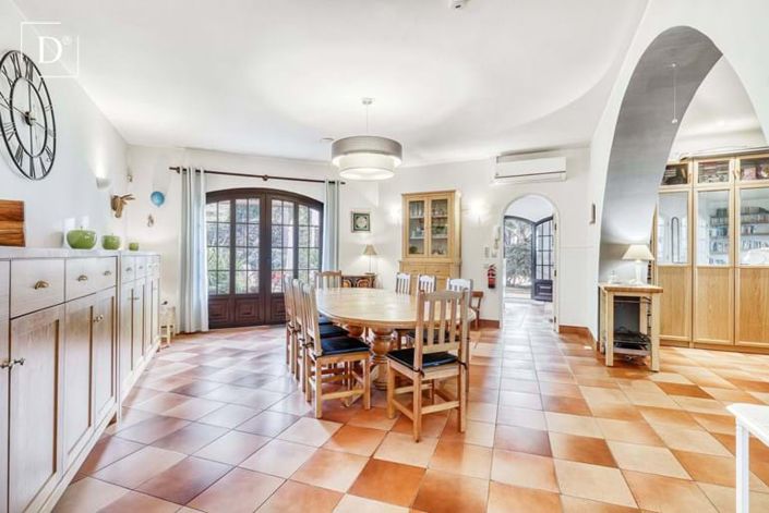 Image No.5-7 Bed Property for sale