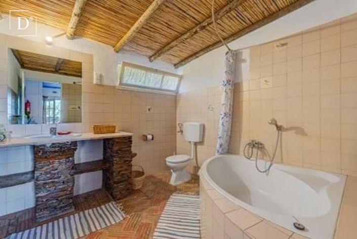 Image No.8-16 Bed Property for sale