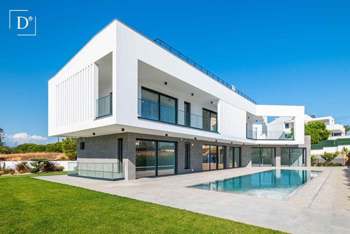 Image No.1-4 Bed Villa for sale