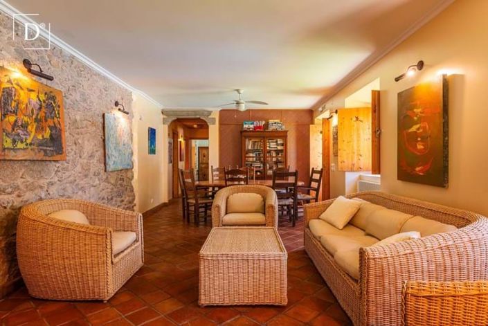 Image No.11-9 Bed Villa for sale