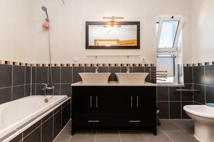 Image No.17-5 Bed House for sale