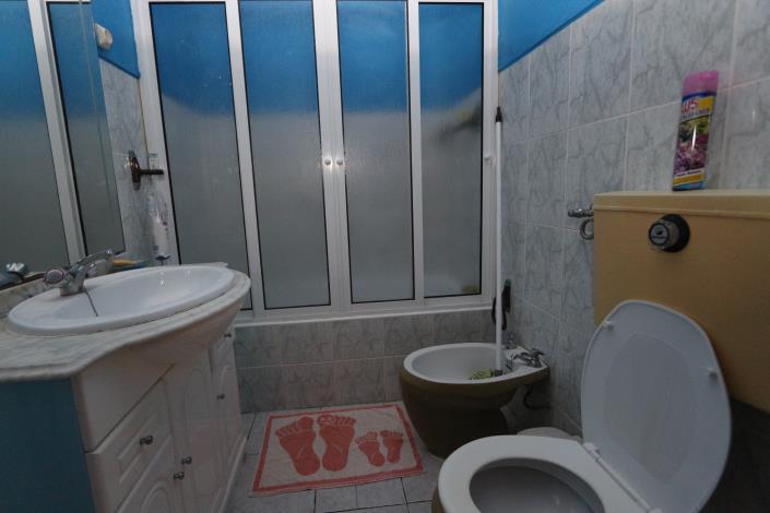 Image No.8-6 Bed House for sale