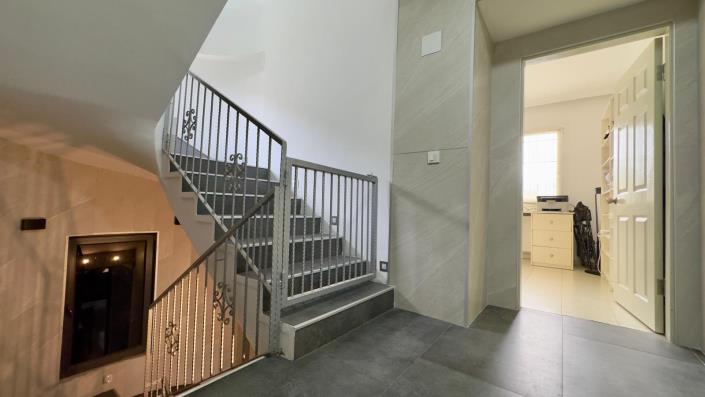 Image No.28-5 Bed Villa / Detached for sale