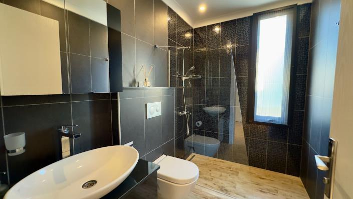 Image No.29-5 Bed Villa / Detached for sale