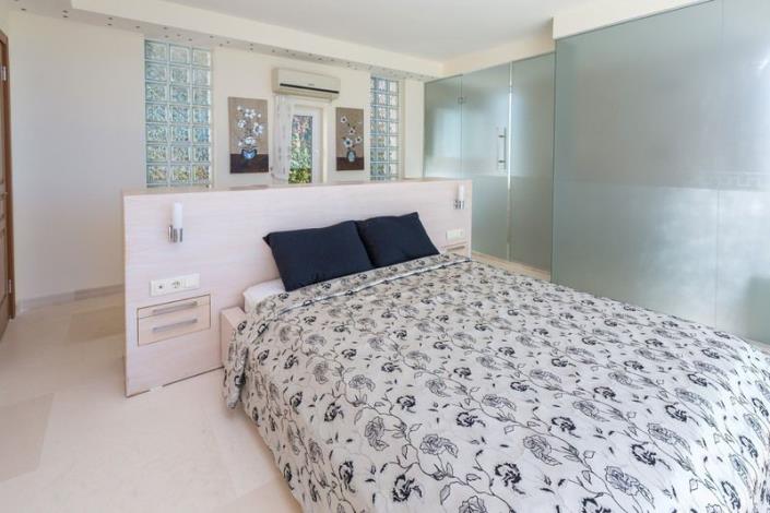 Image No.12-6 Bed Villa / Detached for sale