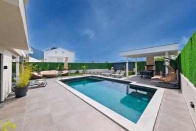 Stunning-Modern-Villa-in-Ovacik--20-