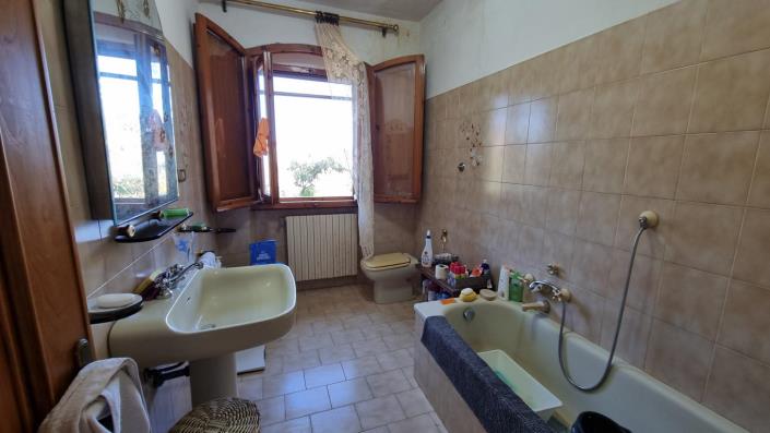 Image No.17-5 Bed Farmhouse for sale