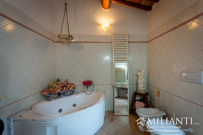 Image No.20-5 Bed Farmhouse for sale