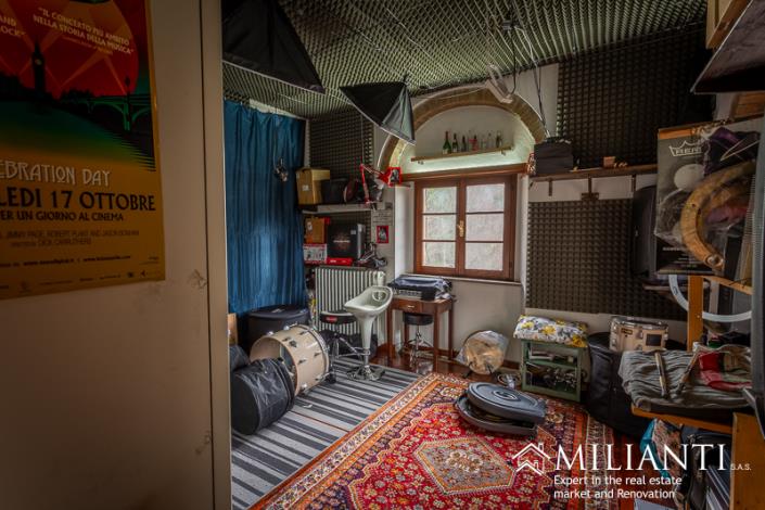 Image No.26-5 Bed Farmhouse for sale