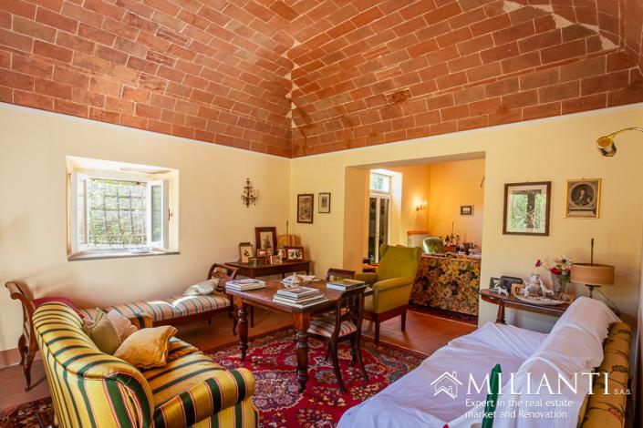 Image No.11-4 Bed Farmhouse for sale