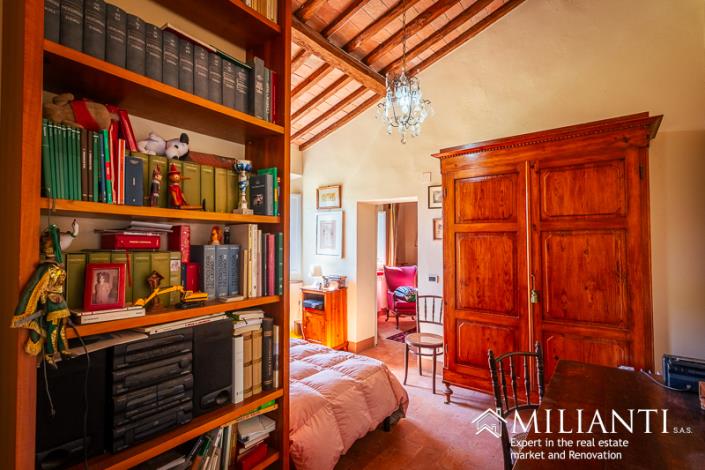 Image No.26-4 Bed Farmhouse for sale