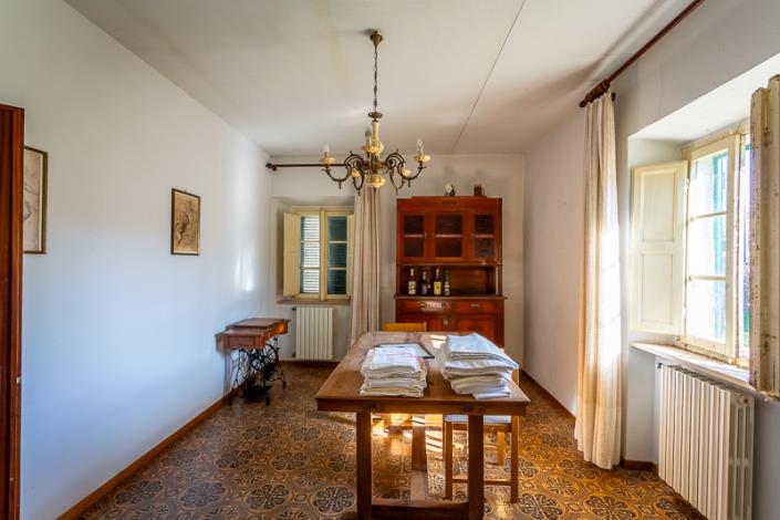 Image No.19-5 Bed Farmhouse for sale