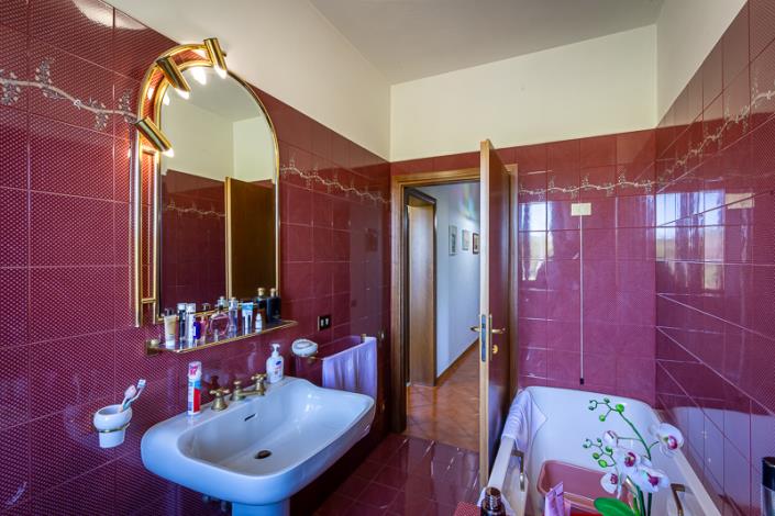 Image No.43-5 Bed Farmhouse for sale