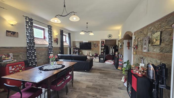 Image No.11-4 Bed Farmhouse for sale