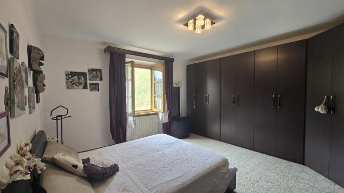 Image No.20-4 Bed Farmhouse for sale