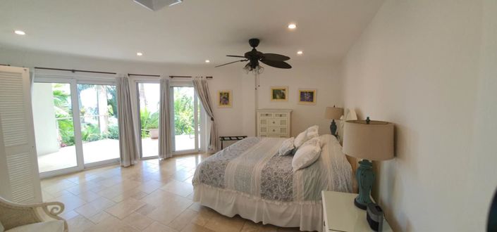 Image No.10-6 Bed Property for sale