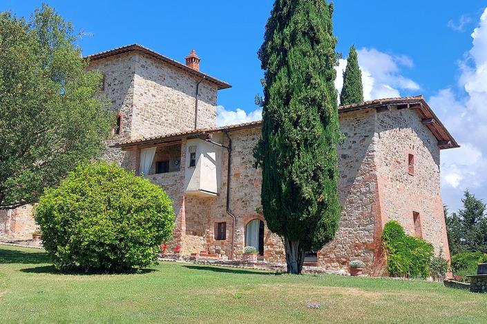 Image No.7-16 Bed Farmhouse for sale