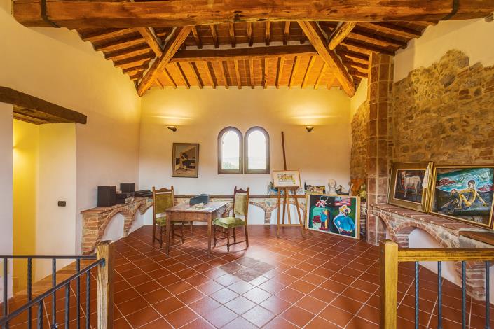 Image No.20-16 Bed Farmhouse for sale