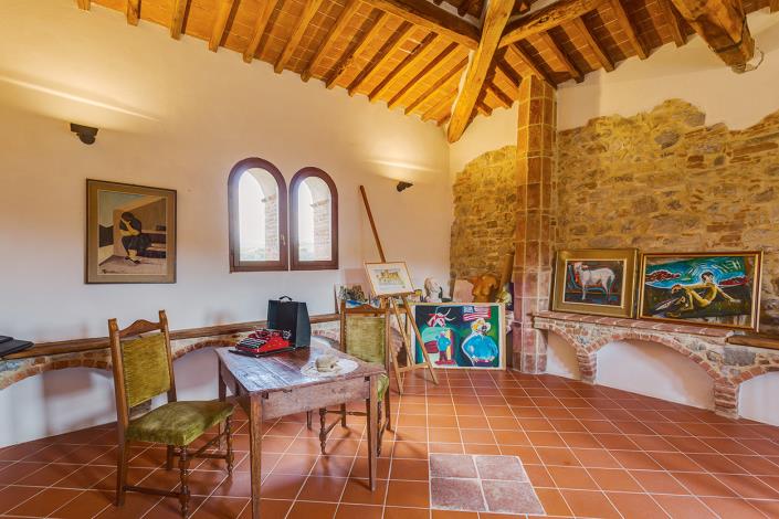 Image No.21-16 Bed Farmhouse for sale